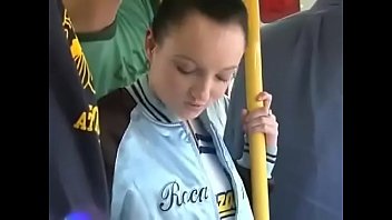 Русская малышка мастурбирует волосатую вагину